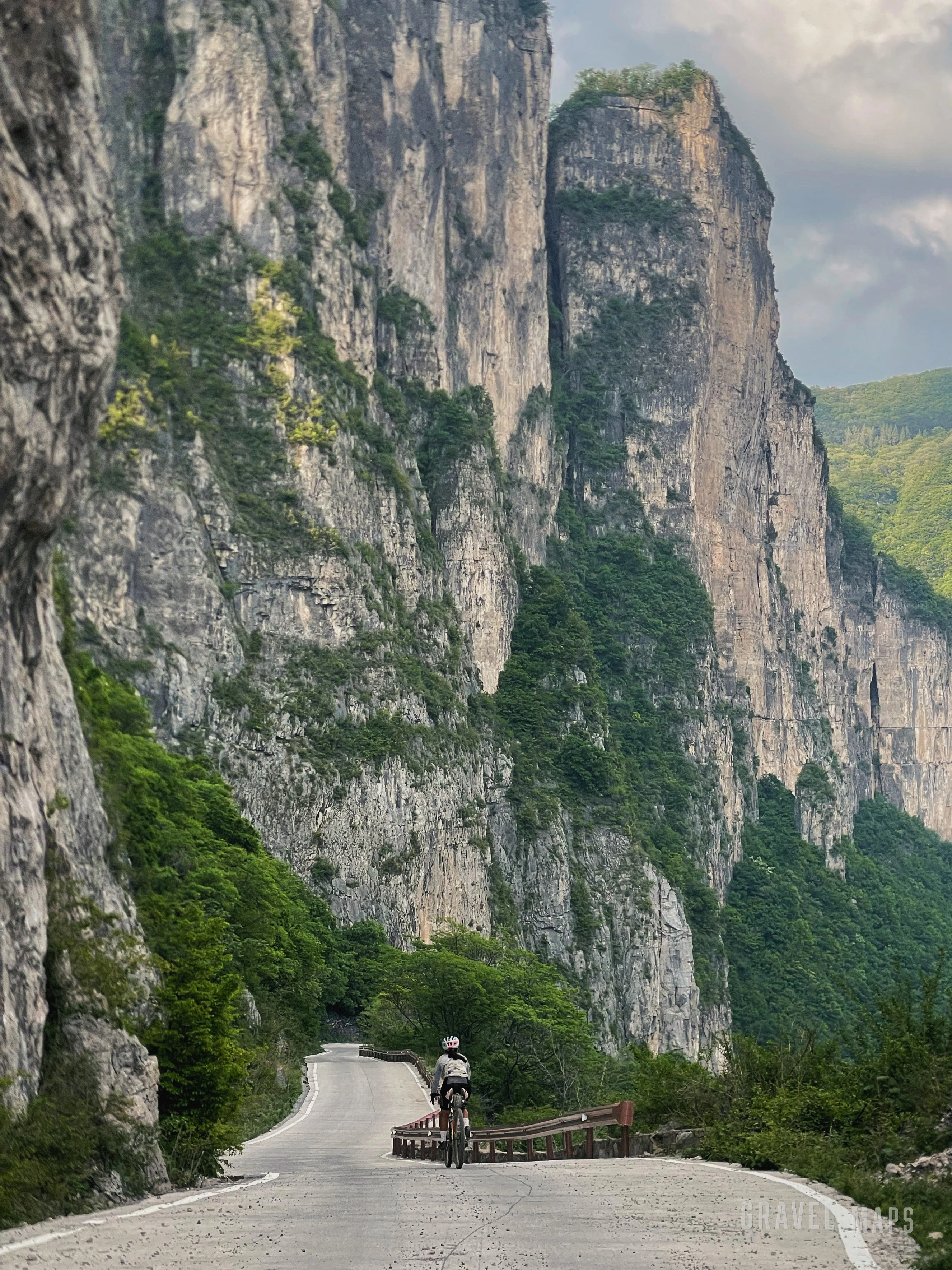 雄伟壮观的关山景区