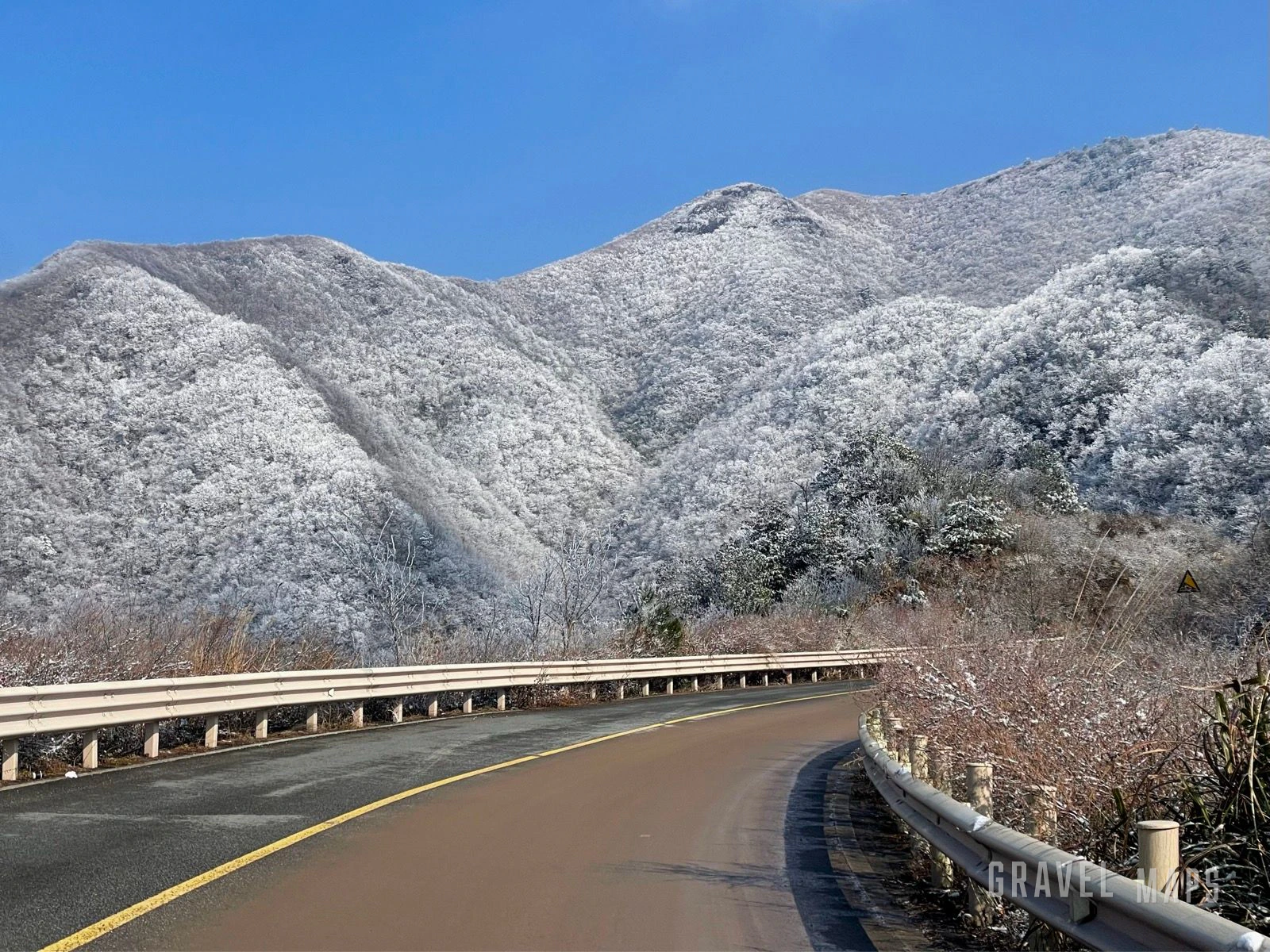 从路口往上骑没多久就看到白雪皑皑的群山