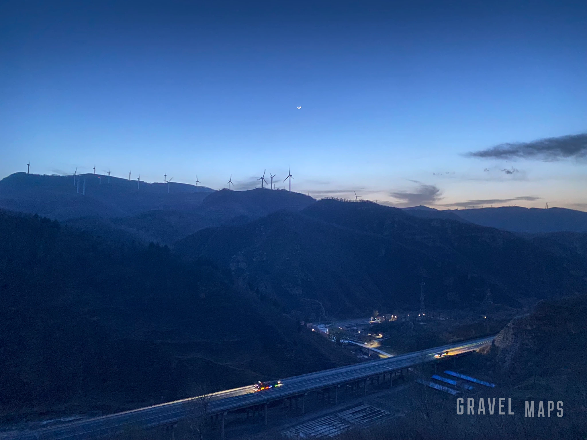 夜色下的山峦