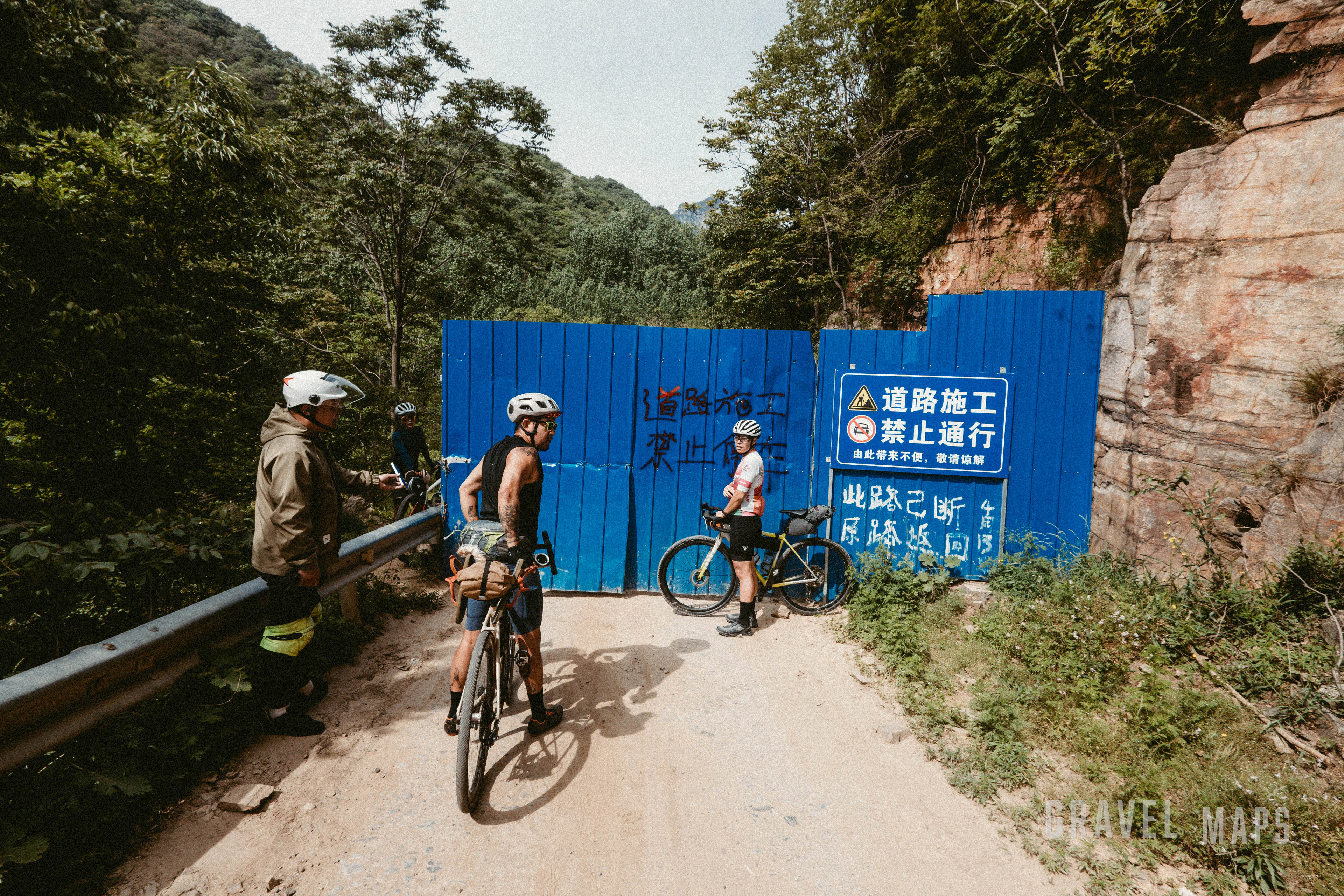 铁门拦路（旁边的摩托大哥直接掉头）