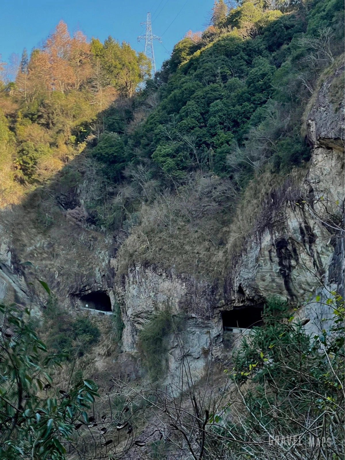 远看俩山洞