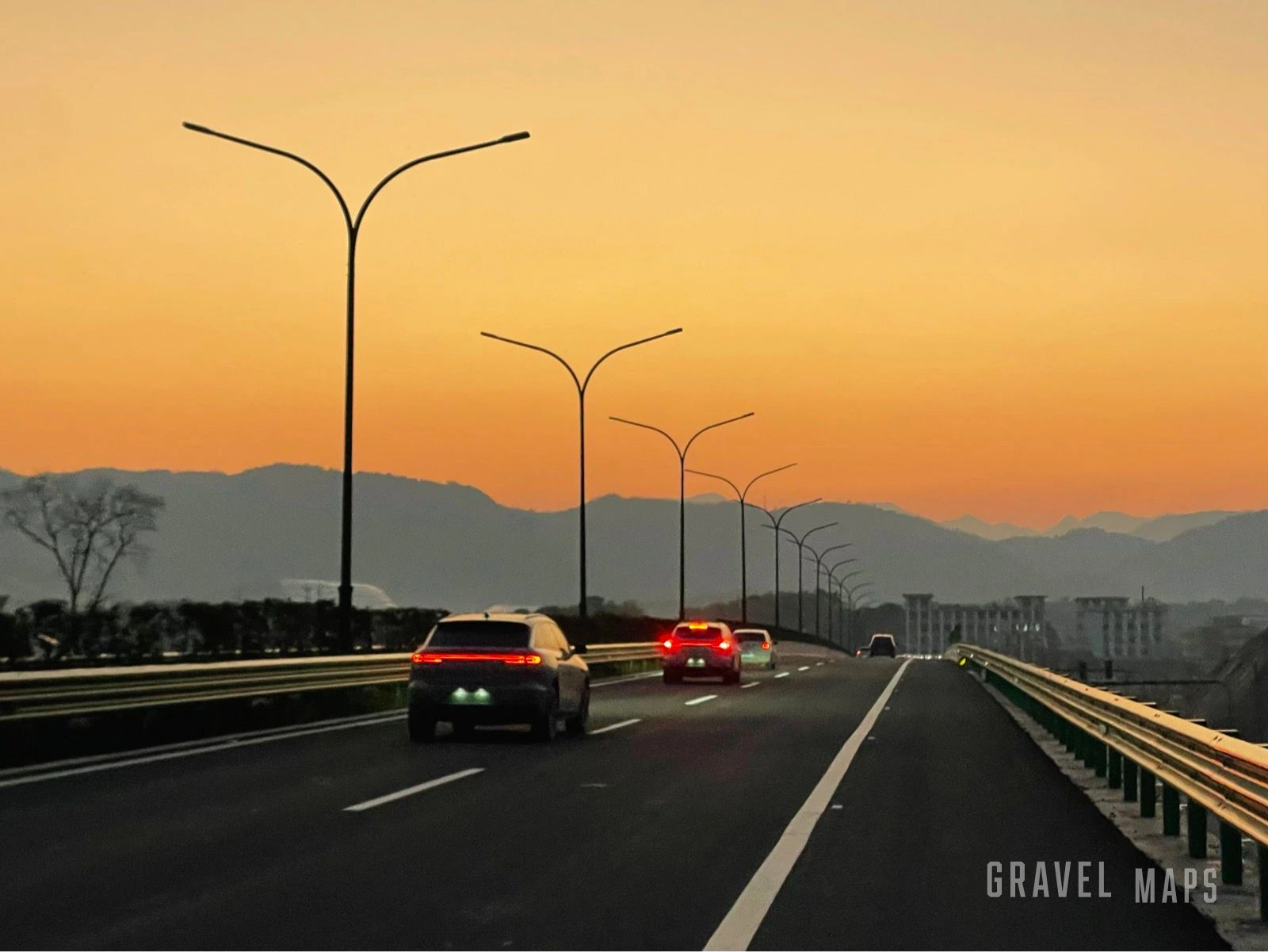 远山在夕阳下若隐若现